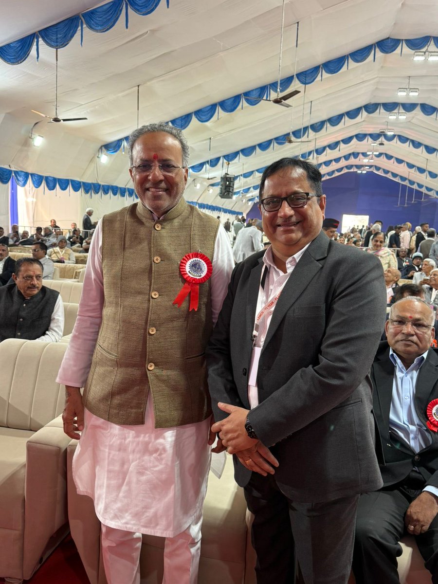 KiritkrJPatel's tweet photo. During my visit and the alumni meet, I had the privilege of interacting with an eminent alumnus of our college, Shri Arjun Modhwadia @arjunmodhwadia, Hon’ble Minister of Forests and Environment, Climate Change, Science and Technology, Government of Gujarat. Shri Arjun Modhwadia belongs to the 1981 batch of Mechanical Engineering, while I am from the 1984 batch. Meeting him was truly a pleasant and enriching experience. We exchanged thoughts and ideas. The interaction was both inspiring and meaningful. Later, we captured these memorable moments by clicking photographs along with other alumni, making the occasion even more special.