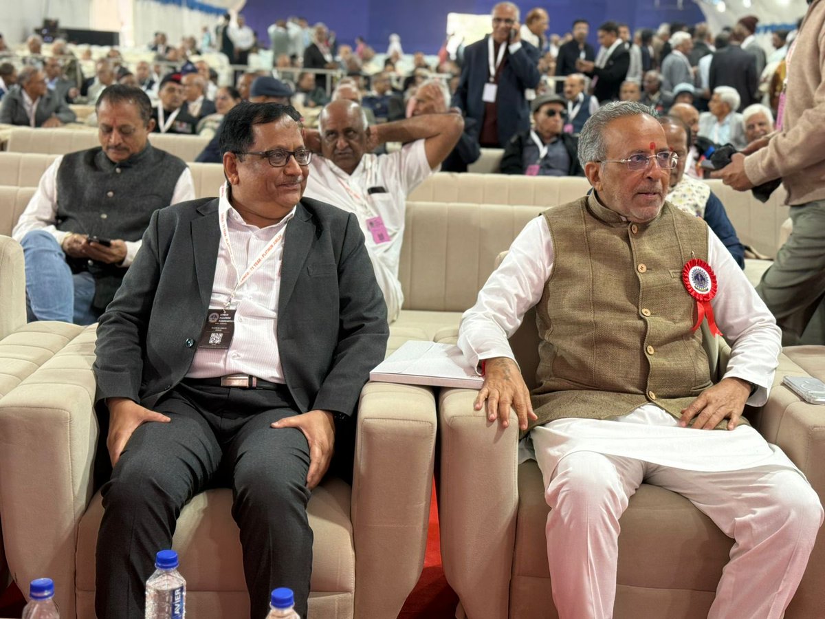 KiritkrJPatel's tweet photo. During my visit and the alumni meet, I had the privilege of interacting with an eminent alumnus of our college, Shri Arjun Modhwadia @arjunmodhwadia, Hon’ble Minister of Forests and Environment, Climate Change, Science and Technology, Government of Gujarat. Shri Arjun Modhwadia belongs to the 1981 batch of Mechanical Engineering, while I am from the 1984 batch. Meeting him was truly a pleasant and enriching experience. We exchanged thoughts and ideas. The interaction was both inspiring and meaningful. Later, we captured these memorable moments by clicking photographs along with other alumni, making the occasion even more special.