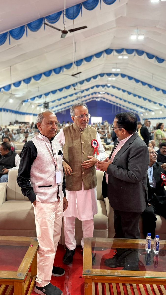KiritkrJPatel's tweet photo. During my visit and the alumni meet, I had the privilege of interacting with an eminent alumnus of our college, Shri Arjun Modhwadia @arjunmodhwadia, Hon’ble Minister of Forests and Environment, Climate Change, Science and Technology, Government of Gujarat. Shri Arjun Modhwadia belongs to the 1981 batch of Mechanical Engineering, while I am from the 1984 batch. Meeting him was truly a pleasant and enriching experience. We exchanged thoughts and ideas. The interaction was both inspiring and meaningful. Later, we captured these memorable moments by clicking photographs along with other alumni, making the occasion even more special.