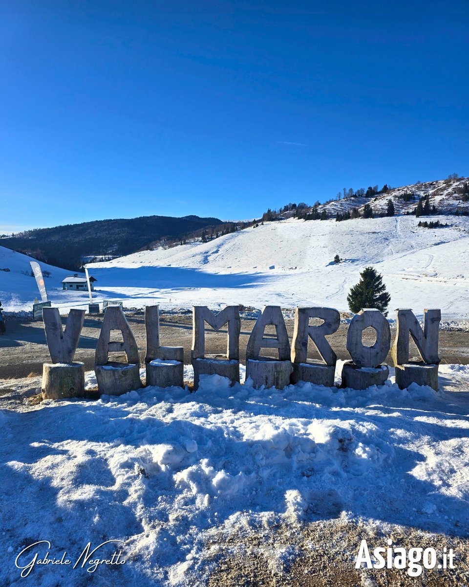 AsiagoIt's tweet photo. Non serve che vi diciamo dove siamo, vero? 😉
È scritto a lettere cubitali… anzi, a tronchi! 😄
Un saluto da #VALMARON, proprio davanti al #Rifugio!
#RifugioValmaron 👉https://t.co/8nOvPwG3zF
#BOLLETTINONEVE 👉 https://t.co/H4xKCFrQ8p
#Asiagoit #Enego https://t.co/42IpxZsT6O