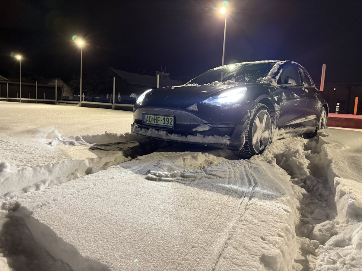 davx2142's tweet photo. It’s a snow day! ❄️
Tesla model 3 awd handles obstacles very well. 

How is the weather for you now? https://t.co/d2xHliR8aS