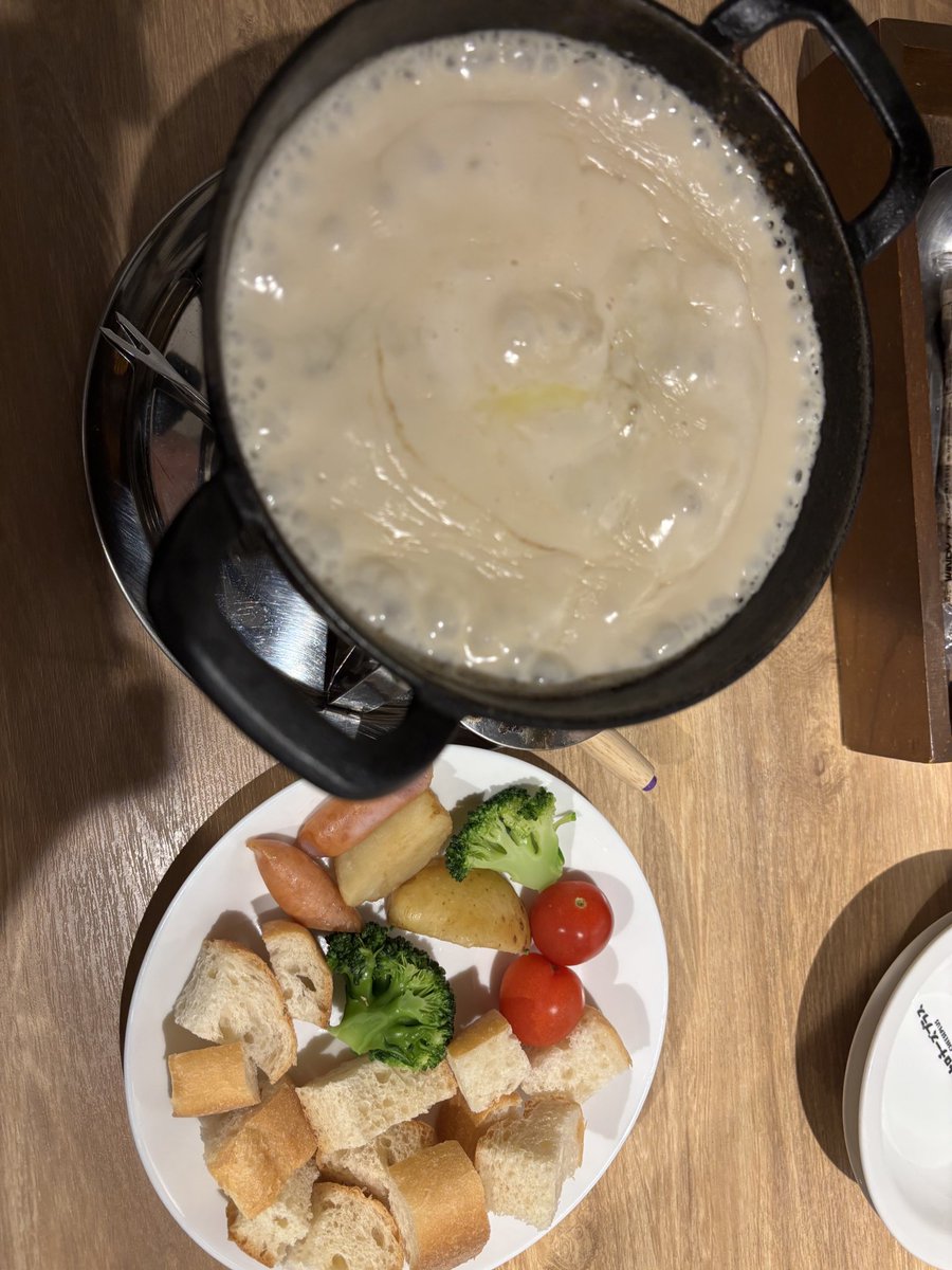 AmnesiacMohawk's tweet photo. チーズフォンデュを食べてみたくてお店に入ったら、お酒の金額に驚いた😳 https://t.co/2tFbBsDUic