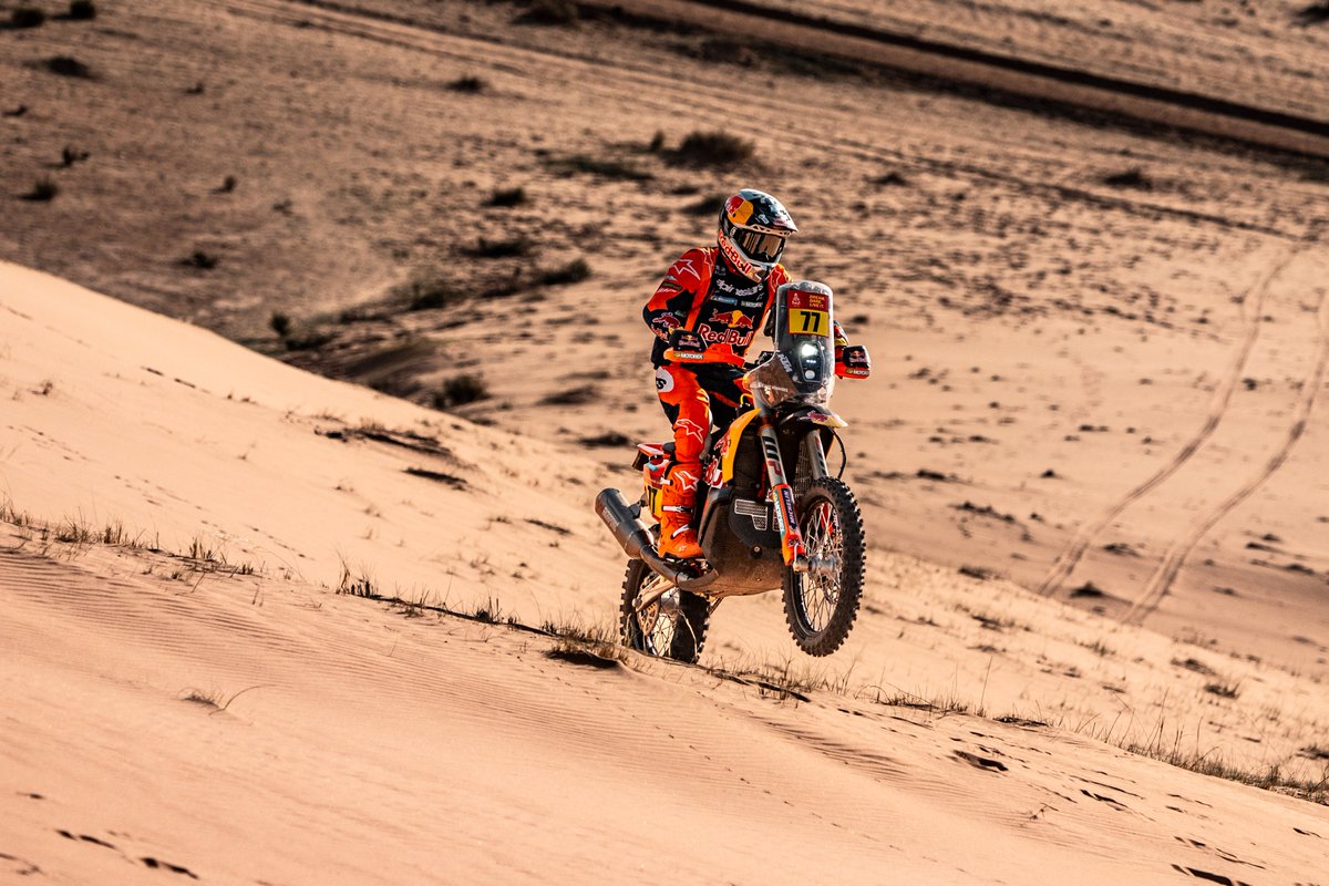 【DAKAR 2026｜Stage 6 速報】
前半戦終了！ダニエル・サンダースが総合首位で折り返し。
砂丘ステージで圧倒的な速さを見せましたが、痛恨の「スピード違反」で6分のペナルティを受けてしまいました。
それでもステージ3位に踏みとどまり、総合2位とはわずか 「45秒差」