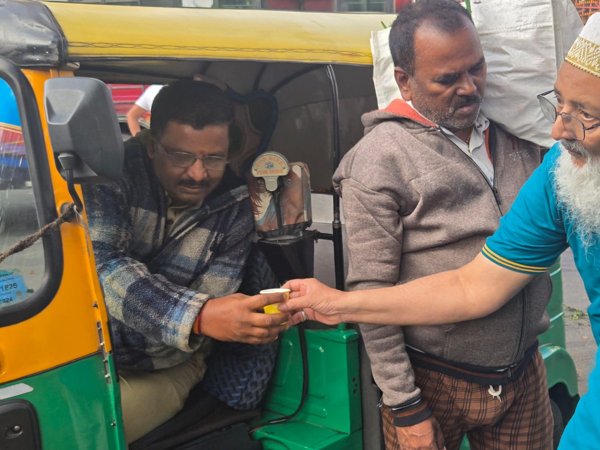 Bohras_India's tweet photo. As #Bengaluru saw temperatures dip to 16°C, community members offered warmth and care by distributing 500 cups of hot tea at a local vegetable market in the early morning hours.
#servingwithcare
@Dawoodi_Bohras @ProjectRiseDB https://t.co/yGNA5kpULH