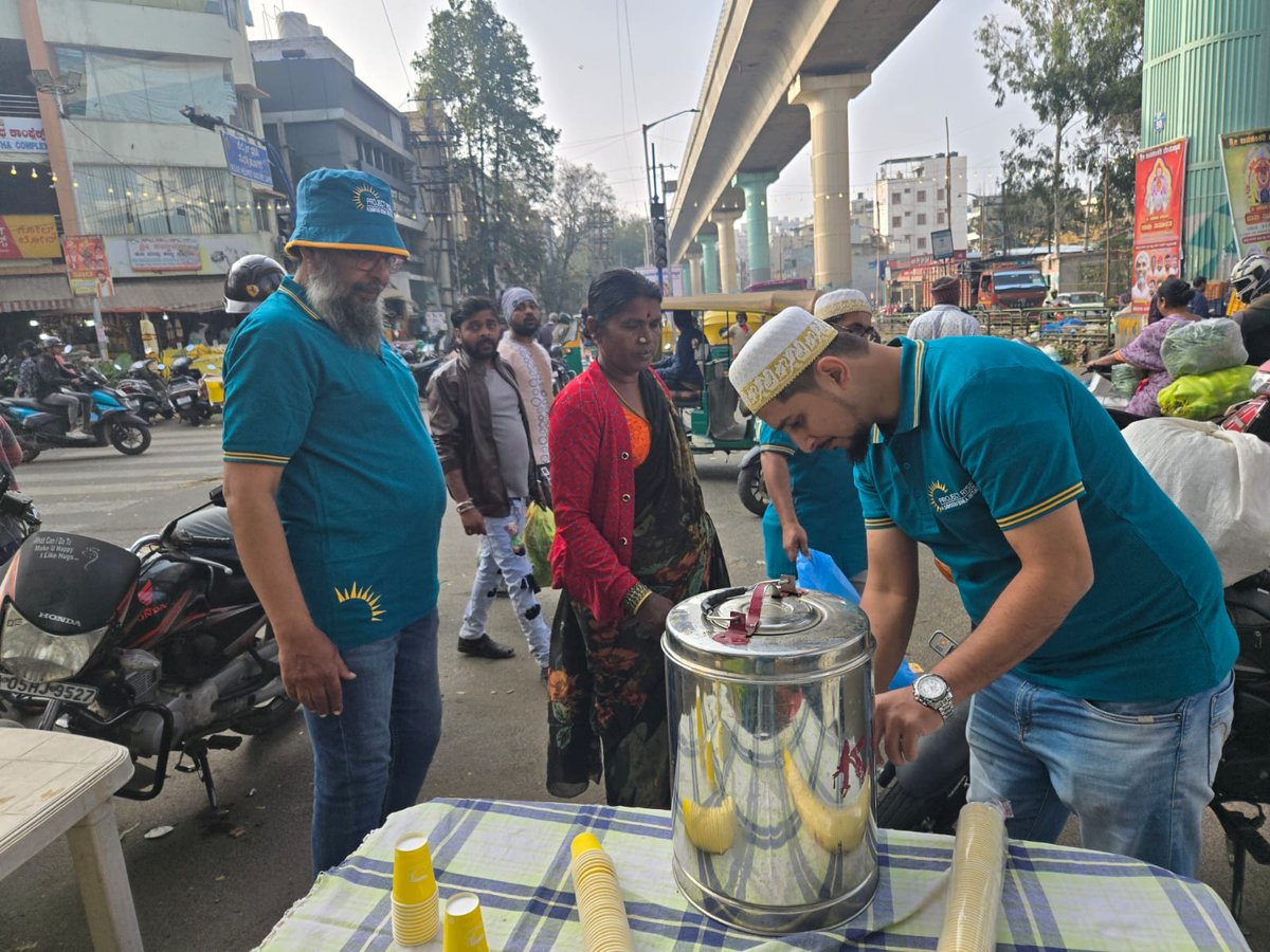 Bohras_India's tweet photo. As #Bengaluru saw temperatures dip to 16°C, community members offered warmth and care by distributing 500 cups of hot tea at a local vegetable market in the early morning hours.
#servingwithcare
@Dawoodi_Bohras @ProjectRiseDB https://t.co/yGNA5kpULH