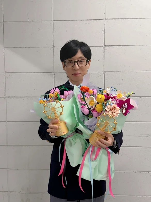 pannatic's tweet photo. Korea Florist Association criticizes MBC Entertainment Awards for using LEGO flower bouquets

"This causes pain to florists who are already struggling with the recent rise in flower and labor costs"

🔗https://t.co/JvQCXiJTxn
#YooJaesuk #유재석 https://t.co/56Ey9RRxpz