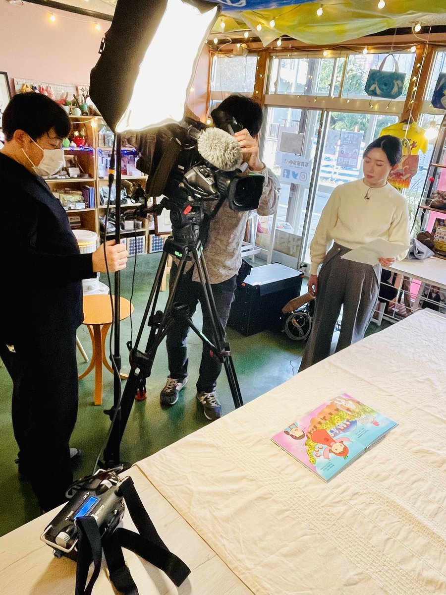 KASACO2010's tweet image. 《情報解禁！》
NHKテレビにて放送決定！
2026年1月23日(金)
18時10分〜19時
NHK『あっぷるワイド』にて！

藤崎の絵本(絵と文:かさこ)
ちいさなまちのきぼうのりんご
〜ふじのものがたり〜

取材して頂き、放送されます！
是非ぜひご覧下さい！

※臨時ニュース等あった場合は
延期になる場合も有り