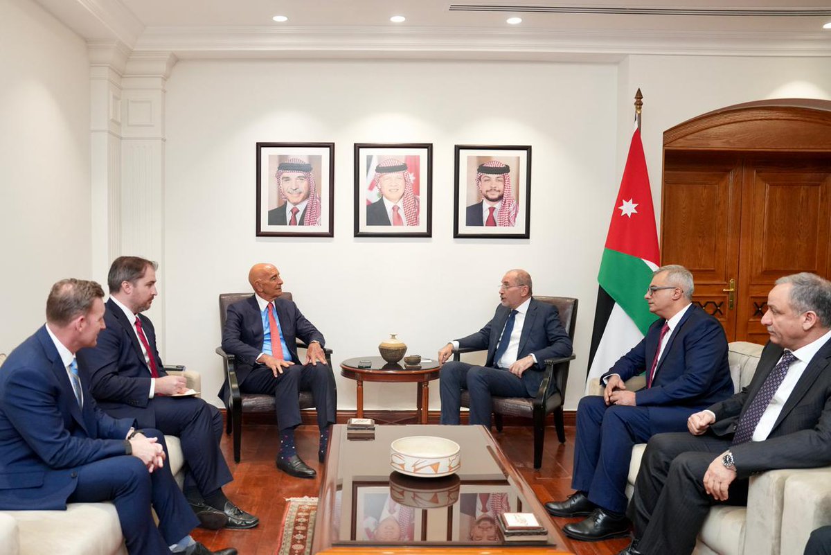 استقبل نائب رئيس الوزراء ووزير الخارجية وشؤون المغتربين أيمن الصفدي <a href="/AymanHsafadi/">Ayman Safadi</a> مساء أمس المبعوث الأميركي الخاص إلى سوريا توماس بارِك <a href="/USAMBTurkiye/">Ambassador Tom Barrack</a>.

وبحث الصفدي وبارِك مستجدّات الأوضاع في الجمهورية العربية السورية في سياق التعاون والتنسيق المستمرَّيْن لدعم الحكومة السورية في