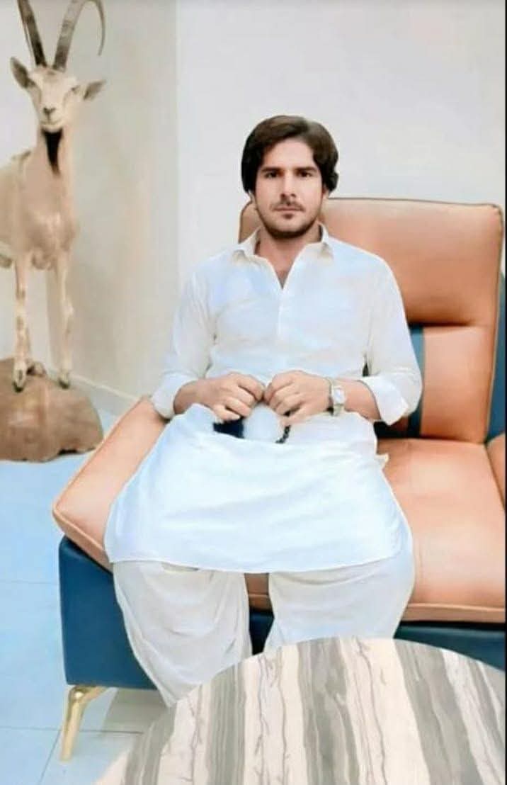 WaseemK61014950's tweet photo. پنجگور ایک بار پھر خون میں نہلا دیا گیا۔
9 جنوری 2026 کو تسپ میں بالاچ بلوچ کو مبینہ طور پر ریاستی پشت پناہی یافتہ عناصر نے ماورائے عدالت قتل کر دیا۔
عوام کے محافظ خاموش، قاتل آزاد۔
ہم شفاف تحقیقات اور انصاف کا مطالبہ کرتے ہیں۔
#StopBalochGenocide
 #Panjgur 
#Balochistan https://t.co/cHCM0igES2