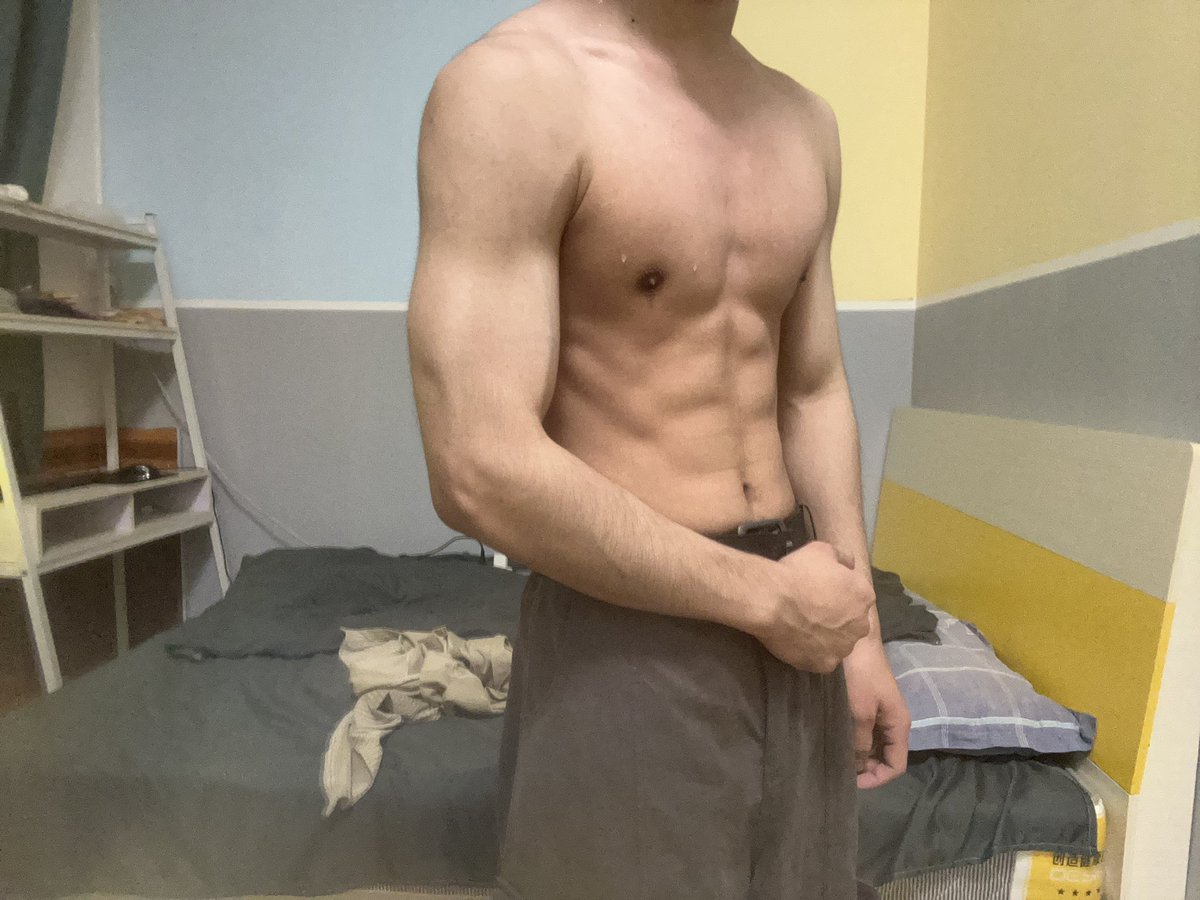 keleyy7's tweet image. 喜欢下雨 喜欢下雪 喜欢小狗 #健身 #薄肌