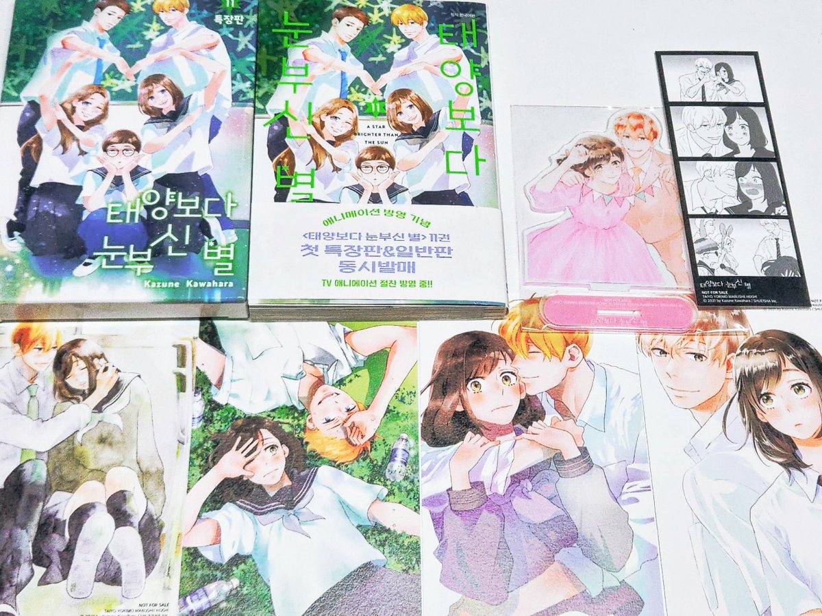 태양보다 눈부신 별 11권 특장판

카와하라 카즈네 작가님 첫 특장판이라 무조건 살 생각이었지만 구성도 정말 마음에 든다
특히 엽서 일러스트 선정이 다 좋은 듯