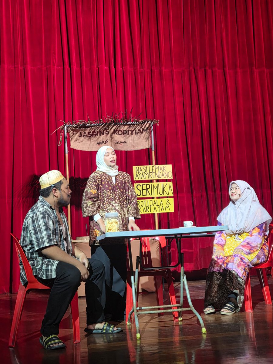 MsumalaysiaS's tweet photo. Big shoutout to the #SESS Theatre in TESL &amp; Theatre Appreciation classes for an amazing “Kaya and Toast” last night! So fun, energetic, and a joy to watch. Huge thanks to everyone who came out to support the show!

#SESS #MSU #BTESL #BELS https://t.co/sqxDWs3jUO