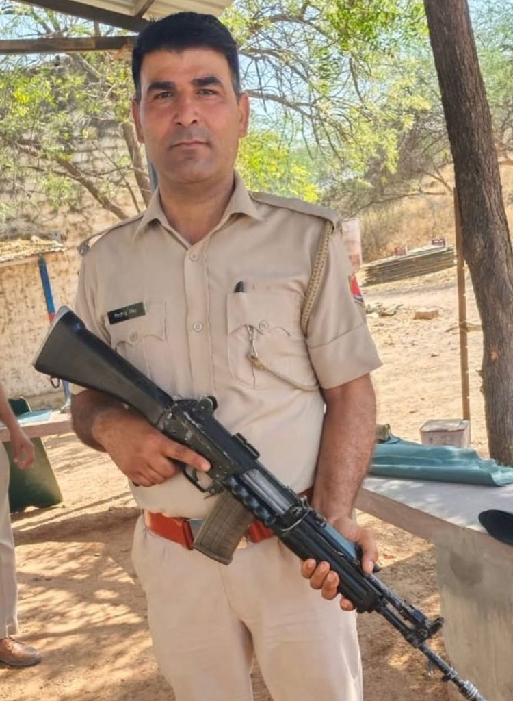 “सरमथुरा (धौलपुर) के झिरी गांव में कर्तव्य पालन के दौरान घायल हुए वनकर्मी श्री जितेन्द्र सिंह शेखावत जी के जयपुर अस्पताल में उपचार के दौरान निधन का समाचार अत्यंत दुःखद एवं पीड़ादायक है।
डॉक्टरों द्वारा भरसक प्रयास किए गए, बांया पैर काटने के बाद भी उन्हें नहीं बचाया जा सका।

बजरी