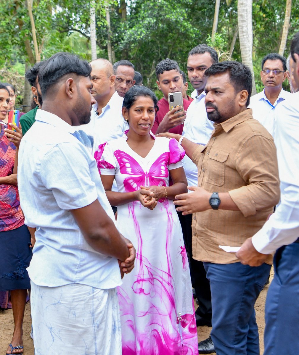 ThinakaranLK's tweet image. பாதிக்கப்பட்ட மக்களின் வாழ்க்கையை
மீட்டெடுக்க அரசாங்கம் அனைத்து
ஆதரவையும் வழங்கும்

மேலதிக விபரம் &amp;gt;&amp;gt;&amp;gt; thinakaran.lk/?p=172600

#AnuraKumaraDissanayake #NewHouse #Reconstruction #CycloneDitwah #Inauguration #RebuildingSriLanka #Project5M #Kurunegala #Thinakaran #SriLanka #LKA #SL