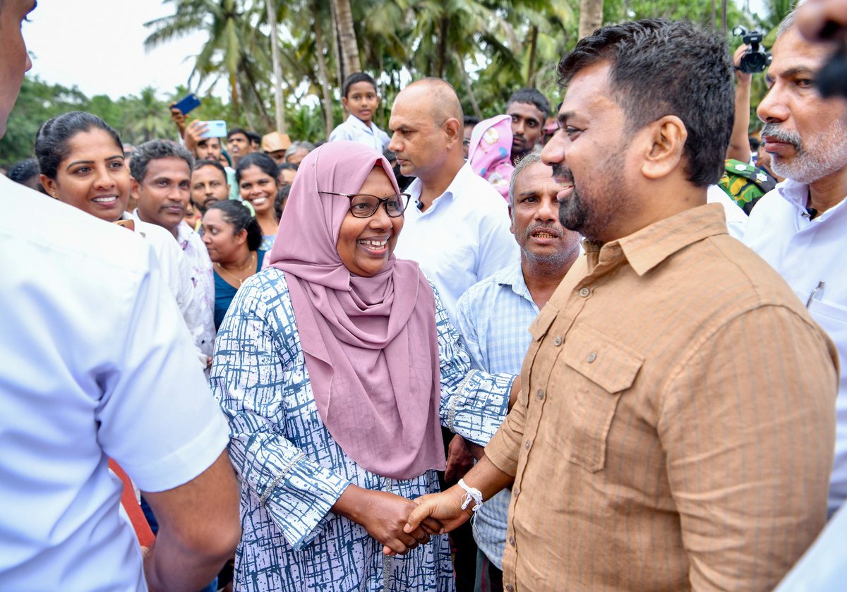 ThinakaranLK's tweet image. பாதிக்கப்பட்ட மக்களின் வாழ்க்கையை
மீட்டெடுக்க அரசாங்கம் அனைத்து
ஆதரவையும் வழங்கும்

மேலதிக விபரம் &amp;gt;&amp;gt;&amp;gt; thinakaran.lk/?p=172600

#AnuraKumaraDissanayake #NewHouse #Reconstruction #CycloneDitwah #Inauguration #RebuildingSriLanka #Project5M #Kurunegala #Thinakaran #SriLanka #LKA #SL