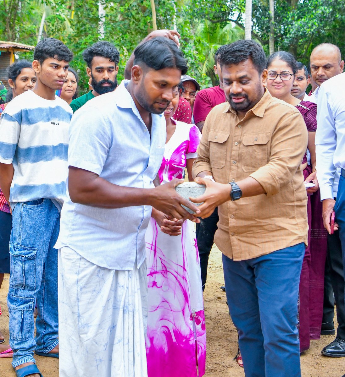 ThinakaranLK's tweet image. பாதிக்கப்பட்ட மக்களின் வாழ்க்கையை
மீட்டெடுக்க அரசாங்கம் அனைத்து
ஆதரவையும் வழங்கும்

மேலதிக விபரம் &amp;gt;&amp;gt;&amp;gt; thinakaran.lk/?p=172600

#AnuraKumaraDissanayake #NewHouse #Reconstruction #CycloneDitwah #Inauguration #RebuildingSriLanka #Project5M #Kurunegala #Thinakaran #SriLanka #LKA #SL