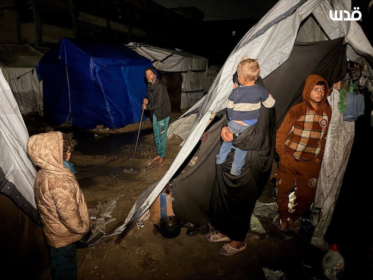 QudsNen's tweet photo. Gaza endured yet another harsh night, as Palestinians in makeshift tents faced bitter cold, rain, and ongoing displacement across the Strip. https://t.co/ZQqxTWNCOz