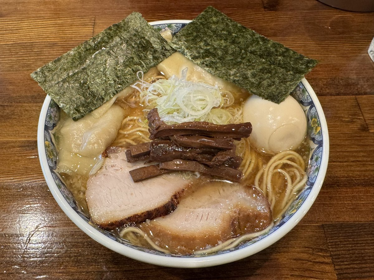 奈つやさんでラーメン初めしてきた。
もちもち雲呑味玉中華そば

今年もよろしくお願いいたします🍜
