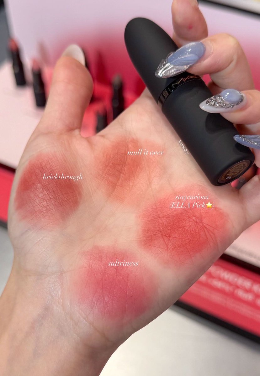 Hamkdy_'s tweet image. ลิป mac powder kiss ที่น้องเอลล่าเป็นแบรนด์แอม เนื้อนุ่มมากกกกกก เบาปากจนตกใจว่าทายังㅠㅠ (เคยมีออกแบบลิควิดมาแล้ว รอบนี้ทำแบบแท่ง) เนื้อนุ่ม ซอฟ ฟุ้งกว่าเดิม สี staycurious ที่น้องทาสวยม้ากกกก