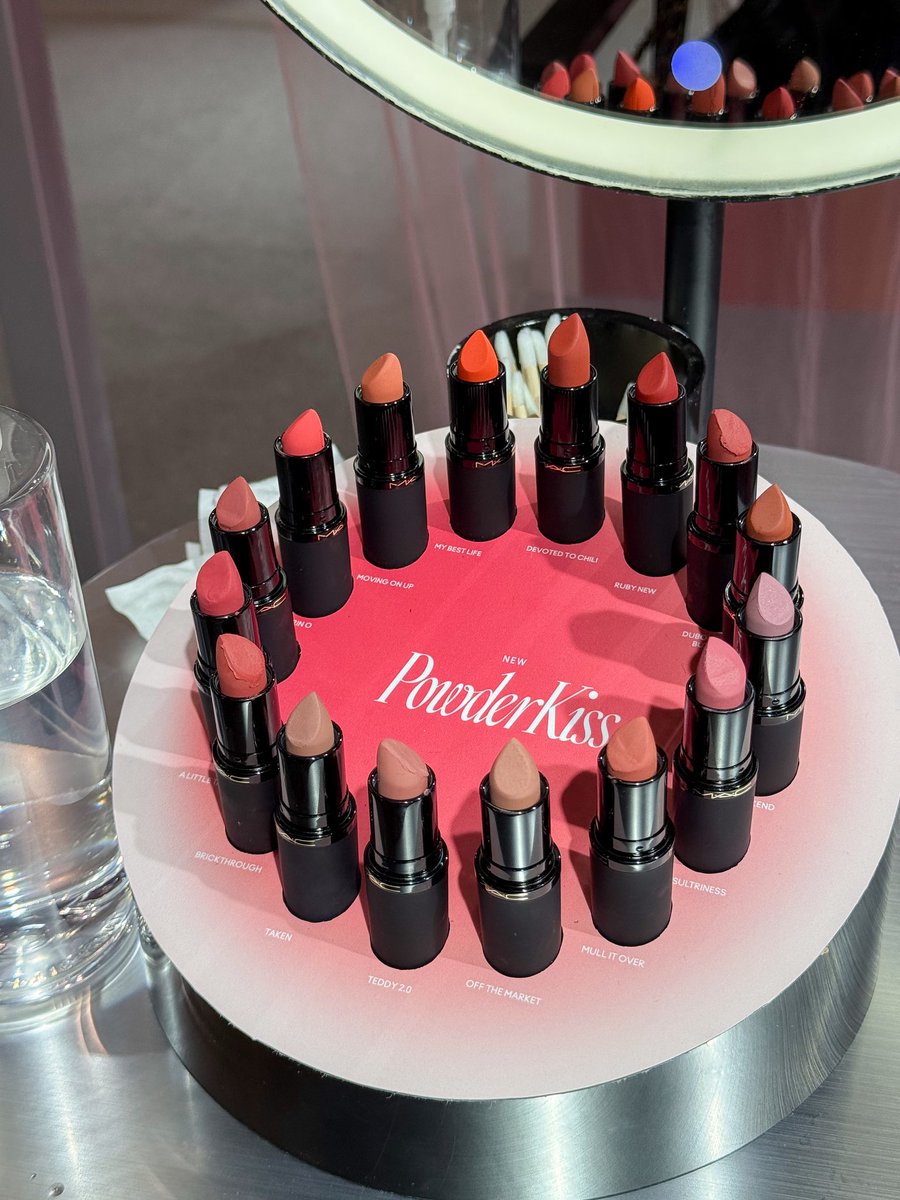 Hamkdy_'s tweet image. ลิป mac powder kiss ที่น้องเอลล่าเป็นแบรนด์แอม เนื้อนุ่มมากกกกกก เบาปากจนตกใจว่าทายังㅠㅠ (เคยมีออกแบบลิควิดมาแล้ว รอบนี้ทำแบบแท่ง) เนื้อนุ่ม ซอฟ ฟุ้งกว่าเดิม สี staycurious ที่น้องทาสวยม้ากกกก