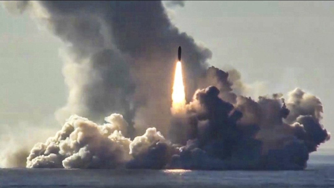 anno1540's tweet photo. 1/3 — Escalation
🚨 Major Russian missile escalation
Russia launched a hypersonic, nuclear-capable Oreshnik missile toward western Ukraine near #Lviv — dangerously close to the Polish (NATO) border.
This is only the second known use of this missile type in the war.
Russia claims it was retaliation for an alleged Ukrainian attack on Putin’s residence — a claim Kyiv and the U.S. reject as false.
🔗 The Washington Post
https://t.co/dpn1vp0iGq
#RussianTerror #WarCrimes #HypersonicMissile #EuropeanSecurity