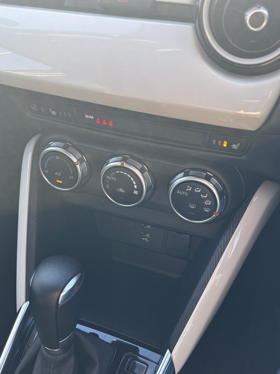 mt71447226_mt's tweet photo. 車検中〜
代車はピカピカの現行MAZDA2でした！
シートヒーター、ハンドルヒーターはこの季節ありがたい☺️

スマートエディションⅡを選択しても良かったのかもしれない https://t.co/56ALYgIpsy