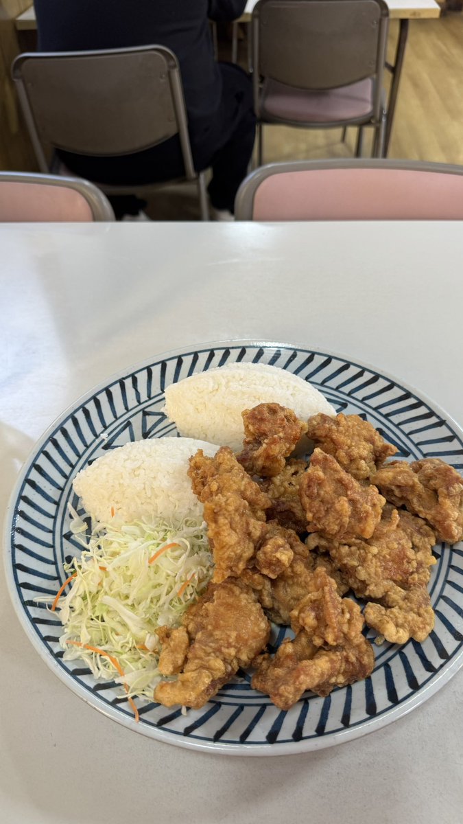 dp_zn6's tweet photo. 香港
とり天定食大盛りなう����🇰 https://t.co/2tQySQO4hS