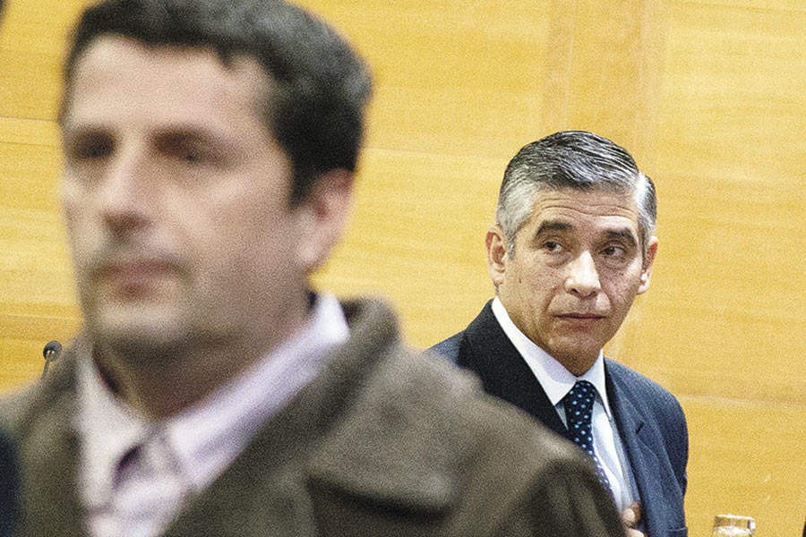 pcayuqueo's tweet image. La Operación Huracán es de lo más bizarro (y delictivo) que se ha visto por parte de Carabineros en el conflicto sureño. También a nivel del periodismo, bien lo sabe el Depto de Prensa de @canal13 de la época, cómplices pasivos de aquel montaje.