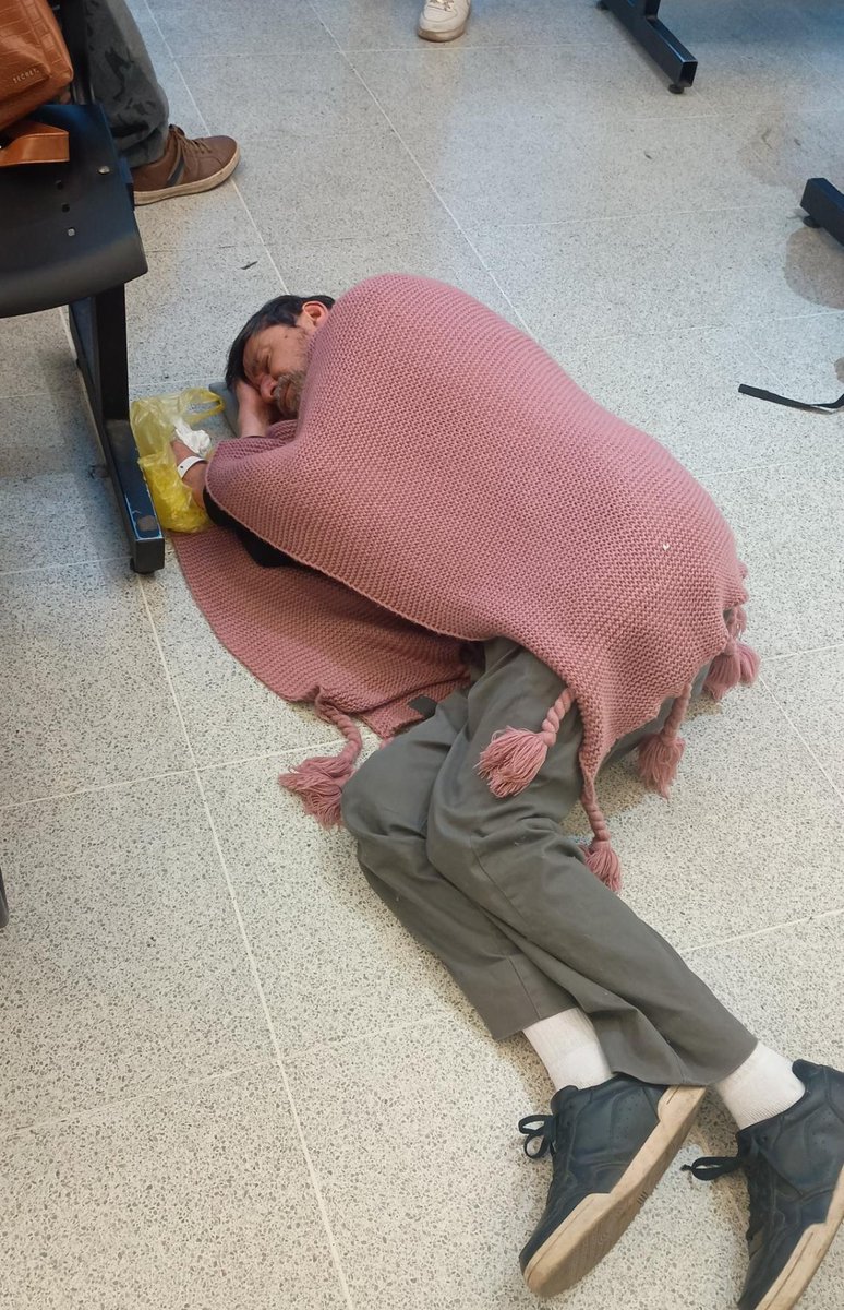 Por x razón fui en la tarde al <a href="/ElCarmen_Hosp/">HospitalElCarmen</a> y veo a este señor en la urgencia tirado en suelo muy enfermo y su esposa me indica que llevan 15 hrs esperando ,15 HORAS por una atención de urgencia les parece razonable? Cada día es peor la atención sr <a href="/GabrielBoric/">Gabriel Boric Font</a>
