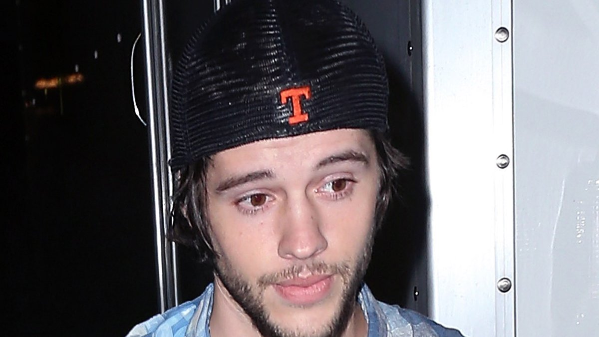 Sarah Hyland \u0026 Matt Prokop: 'Geek Charming' Set Kisses | sarah hyland matt  prokop kisses 01 - Photo, image size:1200x675