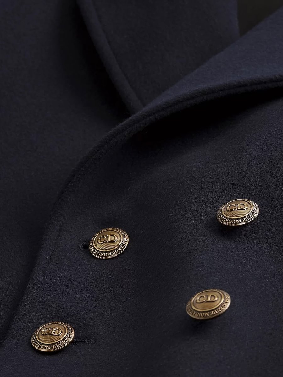 Diors is not playing with these logo placements 🔎