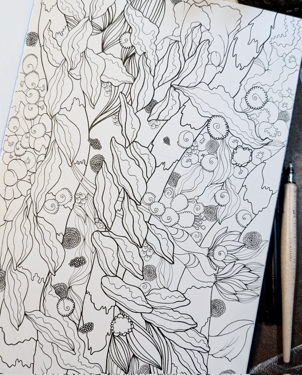 Inking organic patterns on Zeta series paper. ❇️