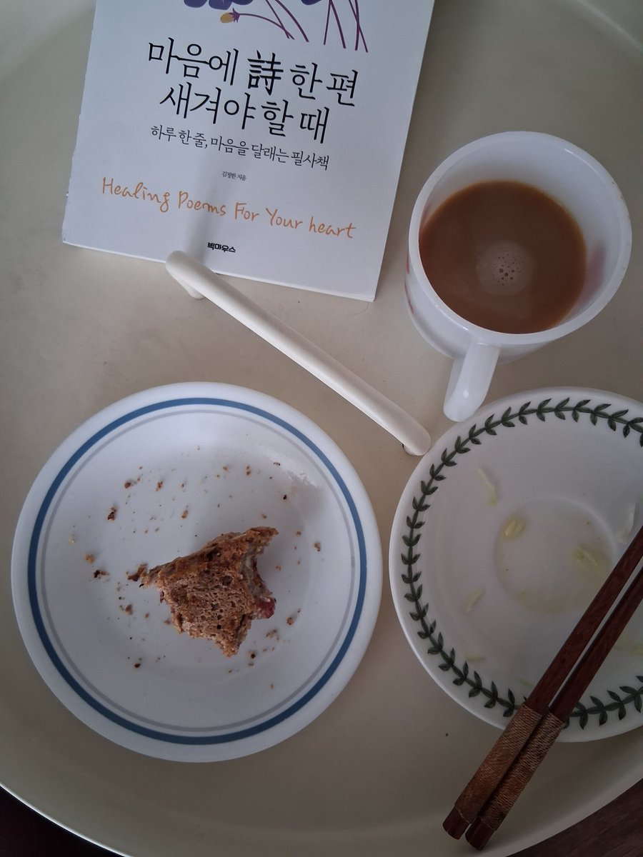 Junghan_K's tweet photo. 어제 들어온 인세로, 

마트에서 산 두부와 조갯살이 서로 섞이면서 끓고 있다.
프라이 팬 안으로 떠다니는 바다,
밀가루에 코팅된 고등어가 하얗게 익어간다.
잘 구워진 간고등어 살 한입 베어 문다.
궁핍이 뚜벅뚜벅 생선 냄새를 맡으며 집을 빠져나간다. https://t.co/65tjD31A91