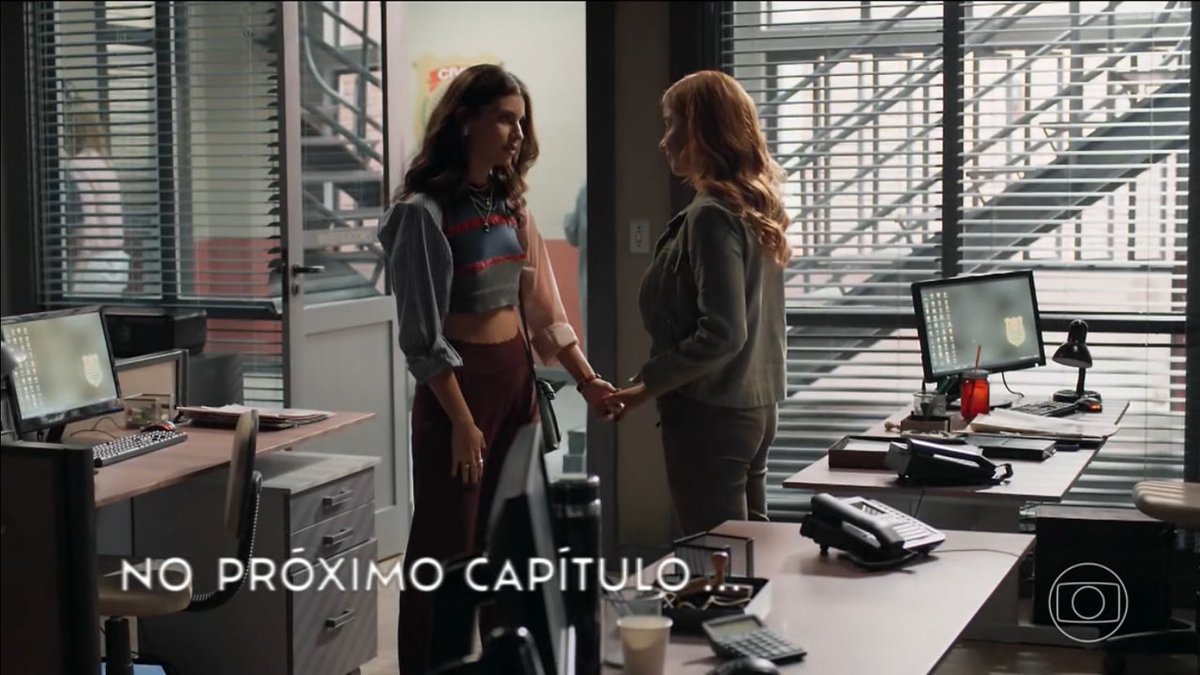 heejinvcr's tweet image. boa sorte pra juquinha que vai ver a namorada de barriga de fora no meio do expediente e boa sorte pra lorena que vai chegar no trabalho da namorada e ver ela de distintivo