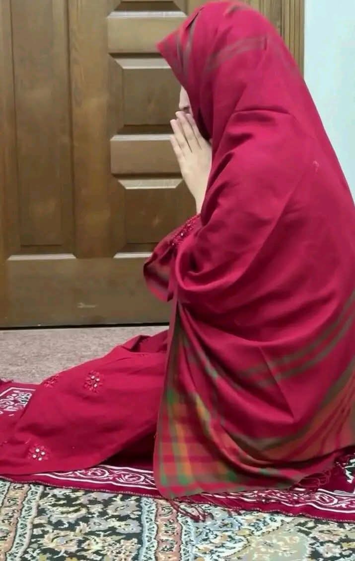 اسلام علیکم ورحمتہ اللہ وبرکاتہ 🌹
صبح بخیر 💐
*وقت سب کا آتا ہے، پر وقت لگتا ہے*
اللہ تعالیٰ ہر انسان کو اس کے حالات کے مطابق آسانی اور کامیابی عطا فرماتا ہے، مگر اپنے مقررہ وقت پر۔ اس لیے جلدبازی کے بجائے صبر، محنت اور یقین کے ساتھ ثابت قدم رہنا چاہیے
بیشک 💯