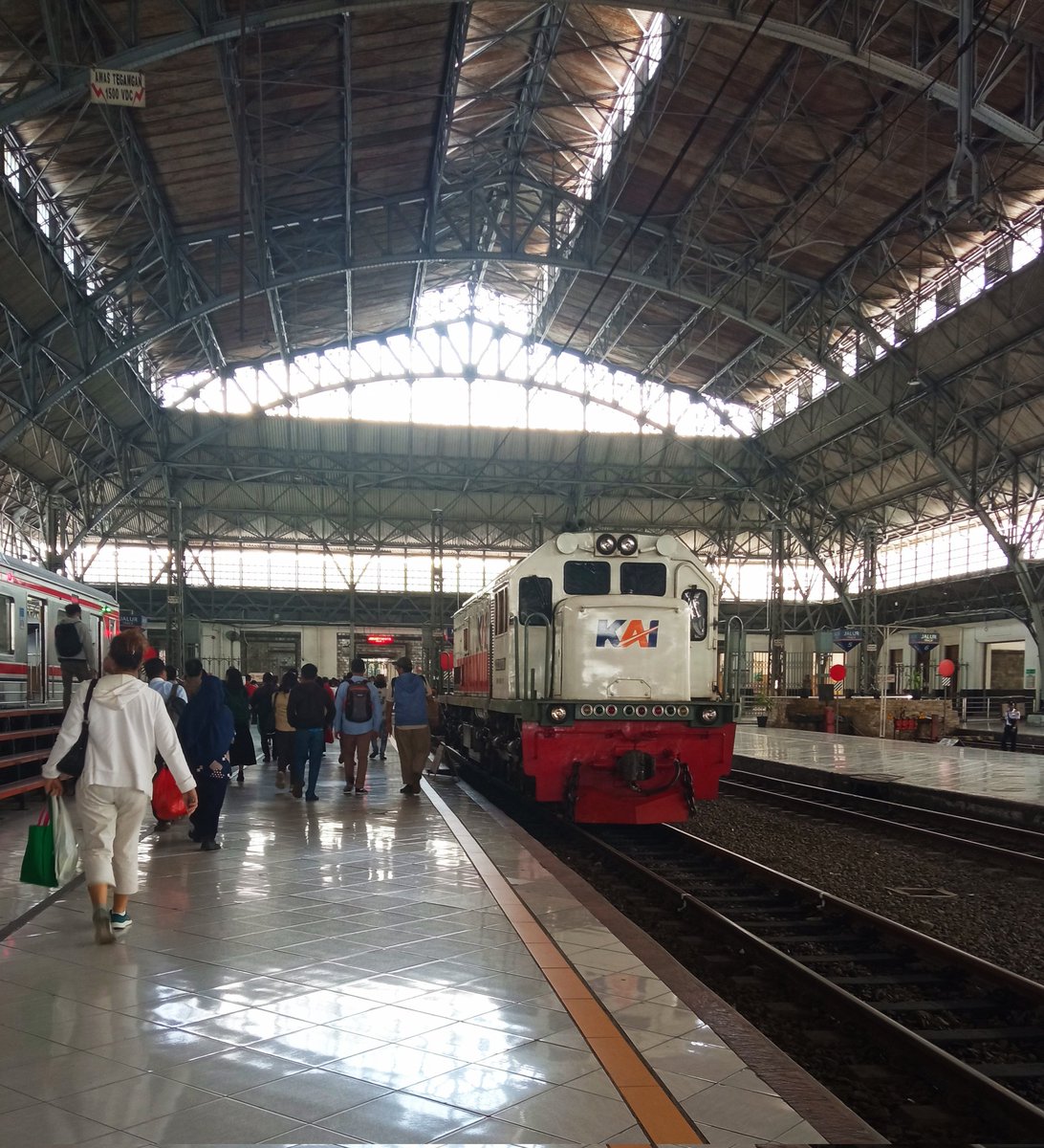 Kalau cuma mau ajak bocil explore naik krl, aku bilang si stasiun tj priok boleh banget dijadiin tempat singgah. 

Kl hoki bs ketemu loko + kontainer box lagi parkir. Toilet bersih, musholla ada, vibes vintage dapet, mo jajan di luar aman. 

Emang mantep si ini <a href="/CommuterLine/">KAI Commuter</a> 😍
