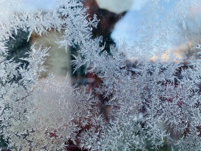 #NachtLyrik #NightPoetry

Annemarie Land (Pseudonym, Lebensdaten unbekannt)

WARUM?

Warum hast Du nicht „Ja“ gesagt?
Warum?
Ich schaute stumm Dir ins Gesicht,
Du hast gesagt: „Ich lieb Dich nicht!“ – –
Warum?
Warum hast Du mich fortgejagt?
Warum?

Warum hast Du nicht „Ja“