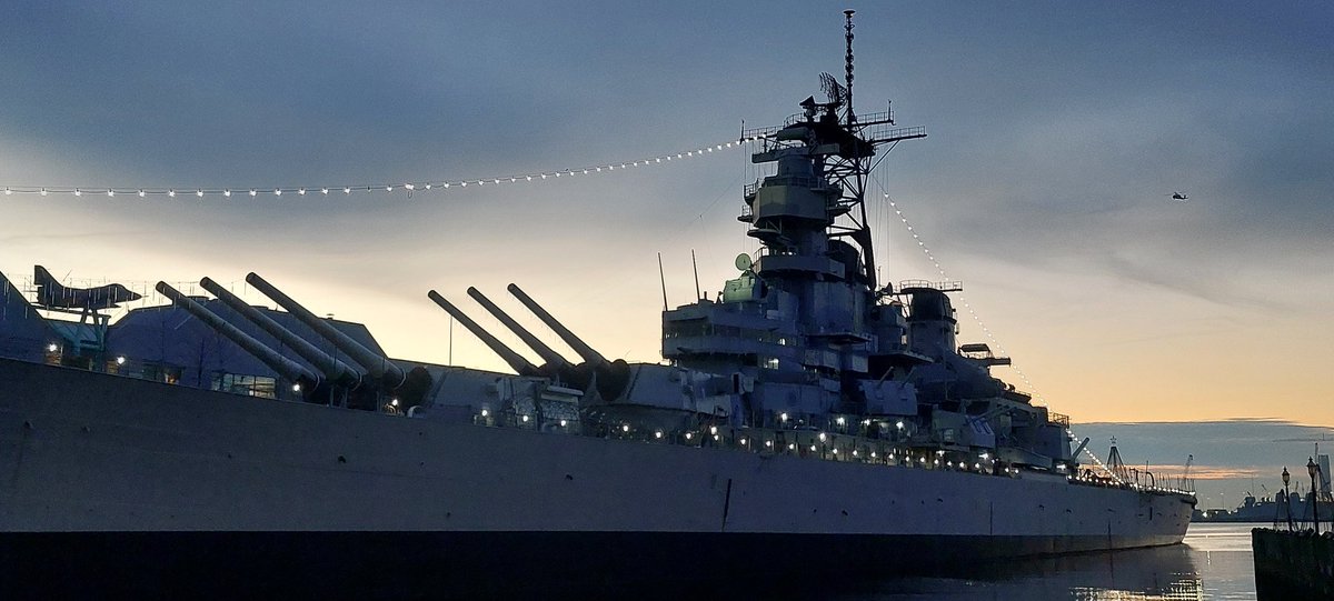 ScheepjesS's tweet image. Per toeval tegen de USS Wisconsin aangelopen direct uit de uber. Super gaaf om te zien! #USSWisconsin #Amerika #Norfolk #Bootjeskijken