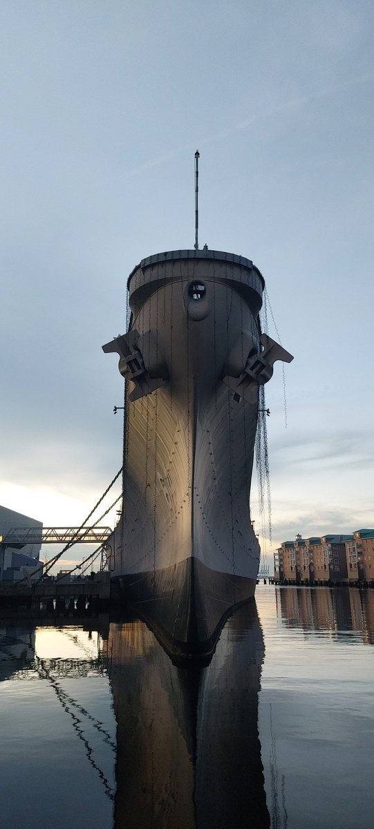 ScheepjesS's tweet image. Per toeval tegen de USS Wisconsin aangelopen direct uit de uber. Super gaaf om te zien! #USSWisconsin #Amerika #Norfolk #Bootjeskijken