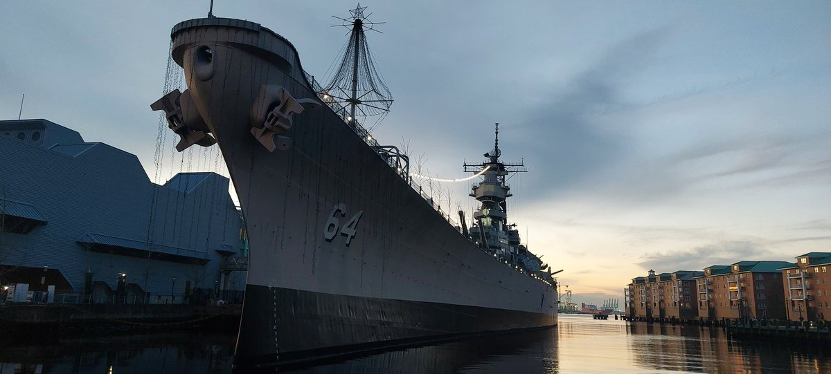 ScheepjesS's tweet image. Per toeval tegen de USS Wisconsin aangelopen direct uit de uber. Super gaaf om te zien! #USSWisconsin #Amerika #Norfolk #Bootjeskijken