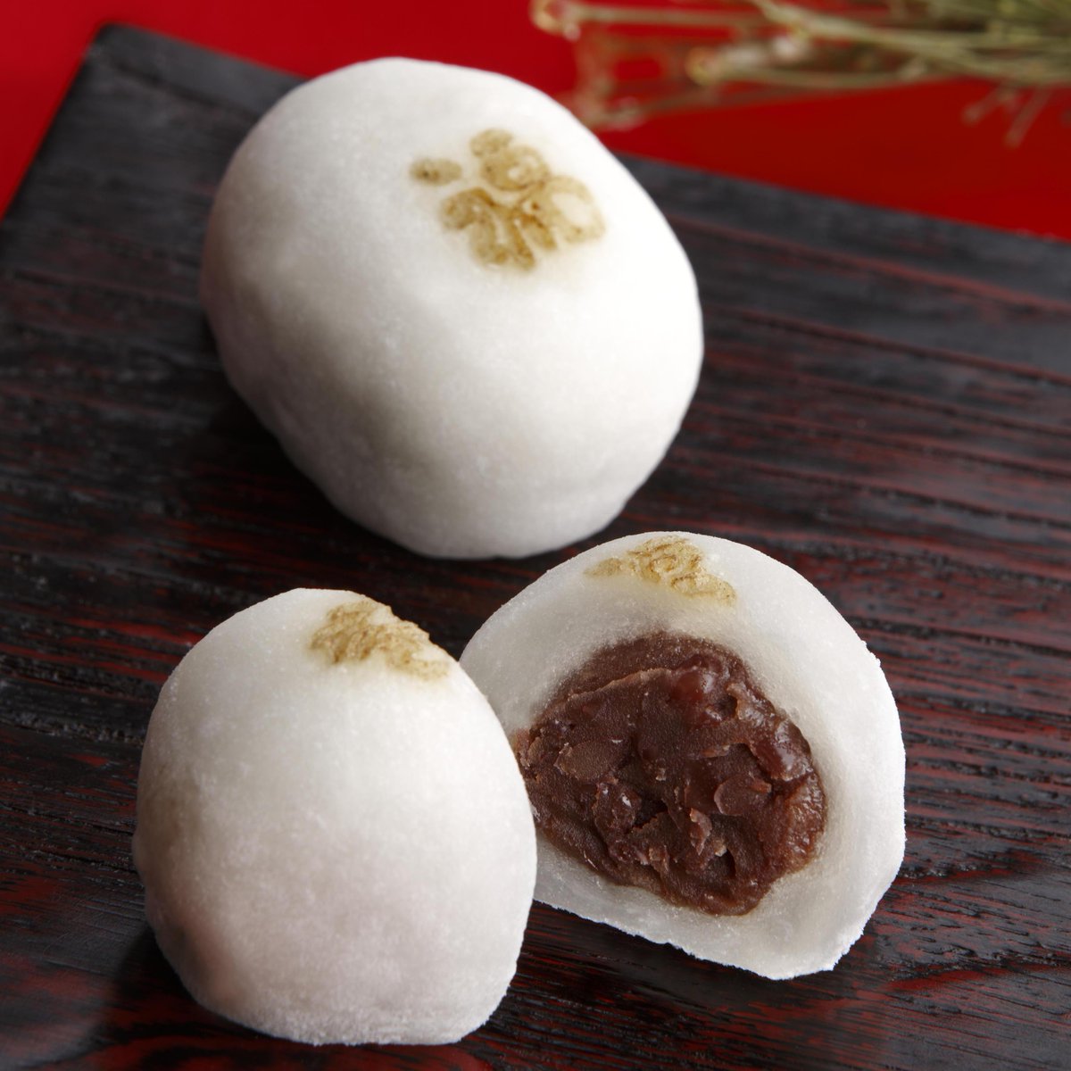 本日10日は #おもちの日😉🥛
今月は粒あんをたっぷりつめた
「羽二重餅」

2026年
幸多き年になりますように
願いをこめて「福」の焼き印で
仕上げました

青森県内🍎
積雪量⛄が増えお足元が
悪くなっております😣
お買い物の際は
どうぞお気をつけくださいませ

#ラグノオ
#毎月10日