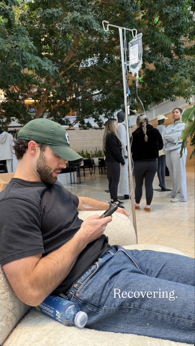 seungapple's tweet image. Robbie definitely won't be partying with those two again after this😭😂 (I hope we get part 2 of sunshine trio party shenanigans)