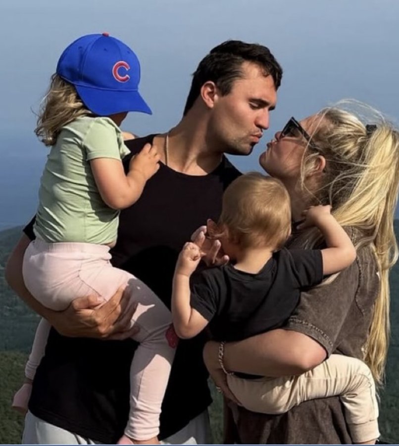 Muchos wokes dicen que no hay que "burlarse" de la mujer que fue disparada porque dejó sola a 3 hijos.

¿Pero adivinen qué?

Charlie Kirk también dejó a 3 hijos y ustedes SI se burlaron.

Tantita madre.