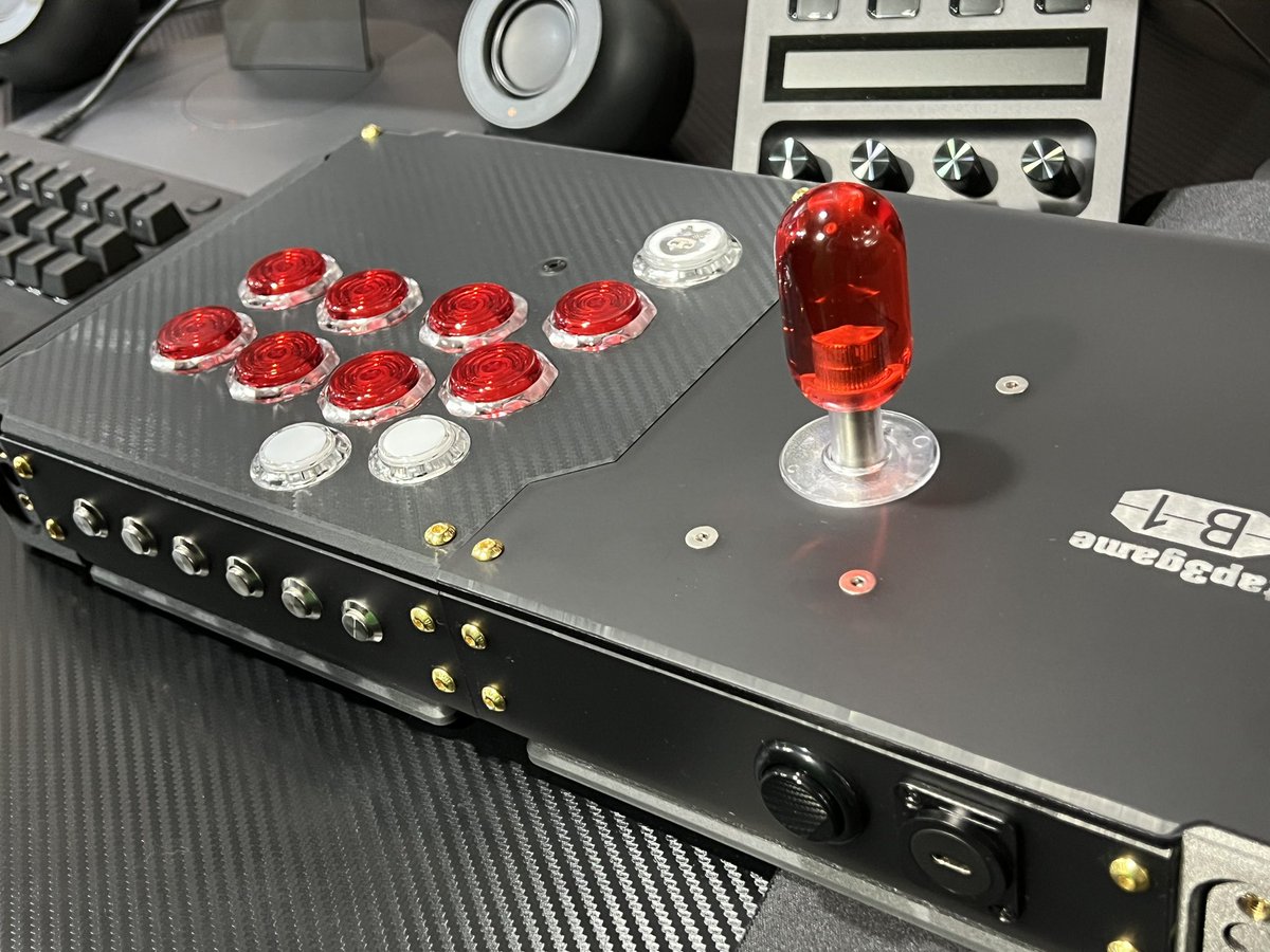 gamecenterb1's tweet photo. CERTAINDETH様( @certaindeth_FGC )よりアケコンケースを送っていただきました。
以前のモデルの内部剛性強化提案とテストのお礼という事でワンオフで作成していただきました。ありがとうございます！
レバーレス仕様、24φボタンにも対応して作成できるので格好良いアケコン欲しい方はチェックで���！ https://t.co/UKZyVbHNmO
