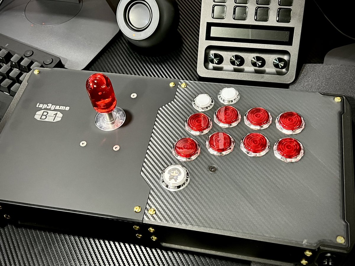 gamecenterb1's tweet photo. CERTAINDETH様( @certaindeth_FGC )よりアケコンケースを送っていただきました。
以前のモデルの内部剛性強化提案とテストのお礼という事でワンオフで作成していただきました。ありがとうございます！
レバーレス仕様、24φボタンにも対応して作成できるので格好良いアケコン欲しい方はチェックで���！ https://t.co/UKZyVbHNmO