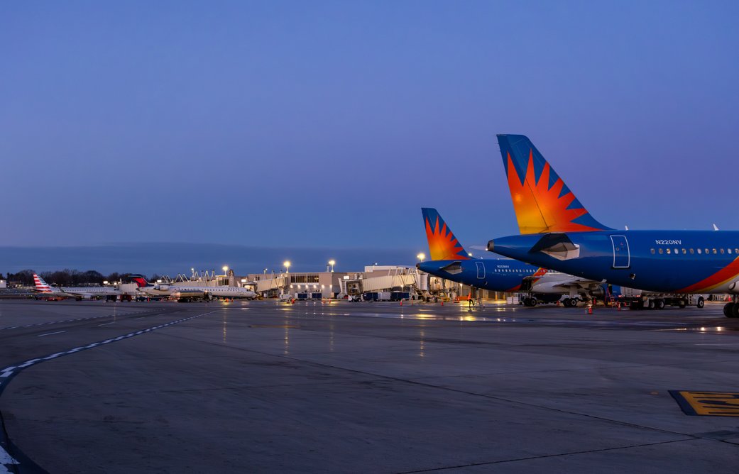 dsmairport's tweet photo. Friday night looks good on you, DSM 😎
#FlyDSM #DSMnight #WeekendVibes https://t.co/ApWsYSYI2A