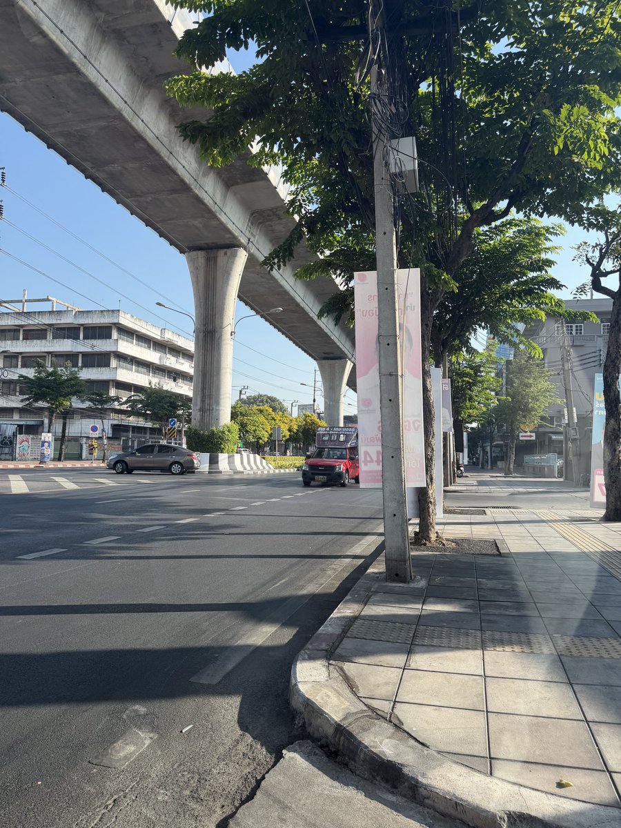 Mrleekkd's tweet photo. ขับรถออกจากปั้มยากขึ้นมานิด เพราะป้ายหาเสียงบังจุดที่รถต้องระวัง
 ถ้าจัดให้มันหันเอียงหน่อย  หรือ มันควรมีเลือกจุดดีๆ #เลือกตั้ง69 https://t.co/U1ByVeBth7