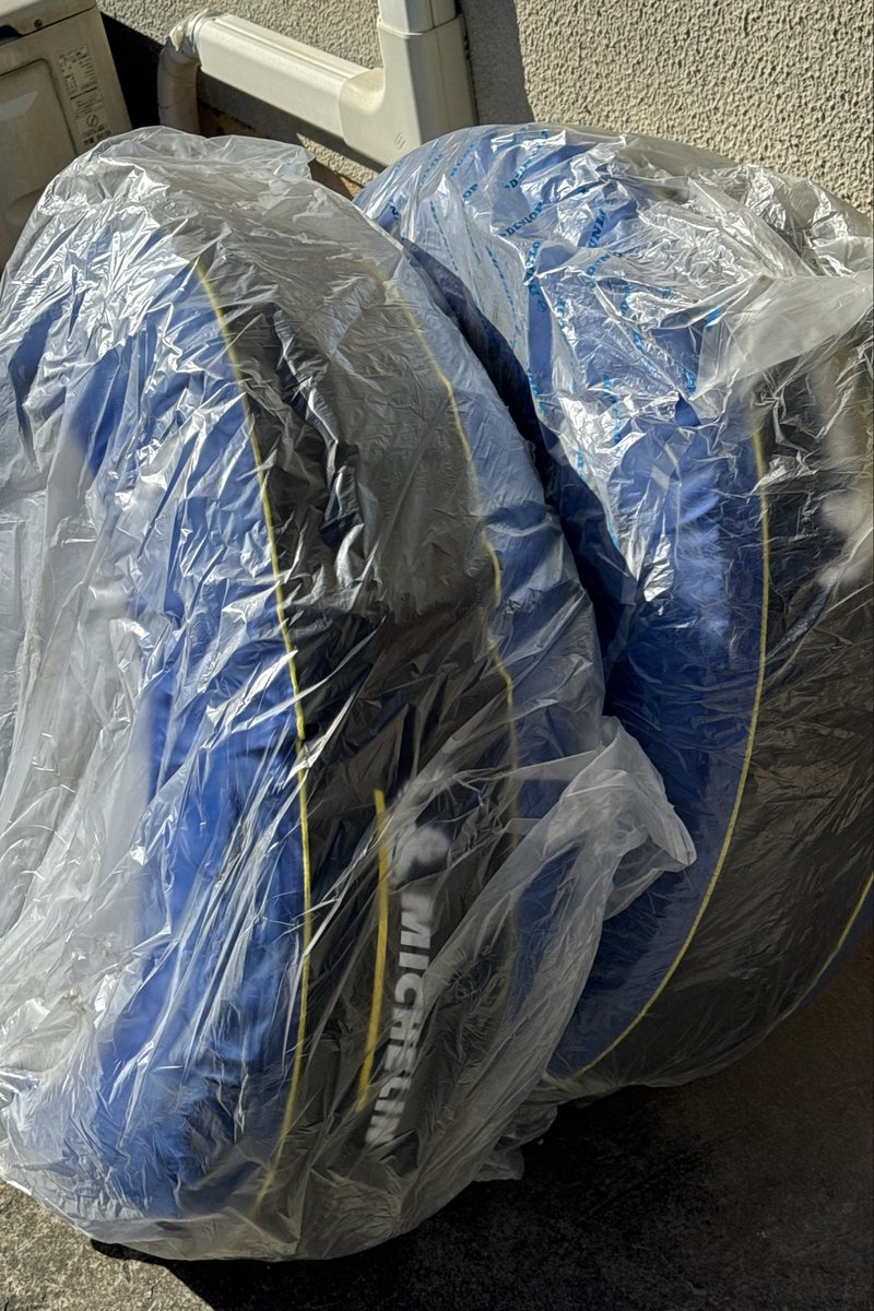 20分かけて物置からスタッドレスタイヤを出したら、腰が笑ってる😆