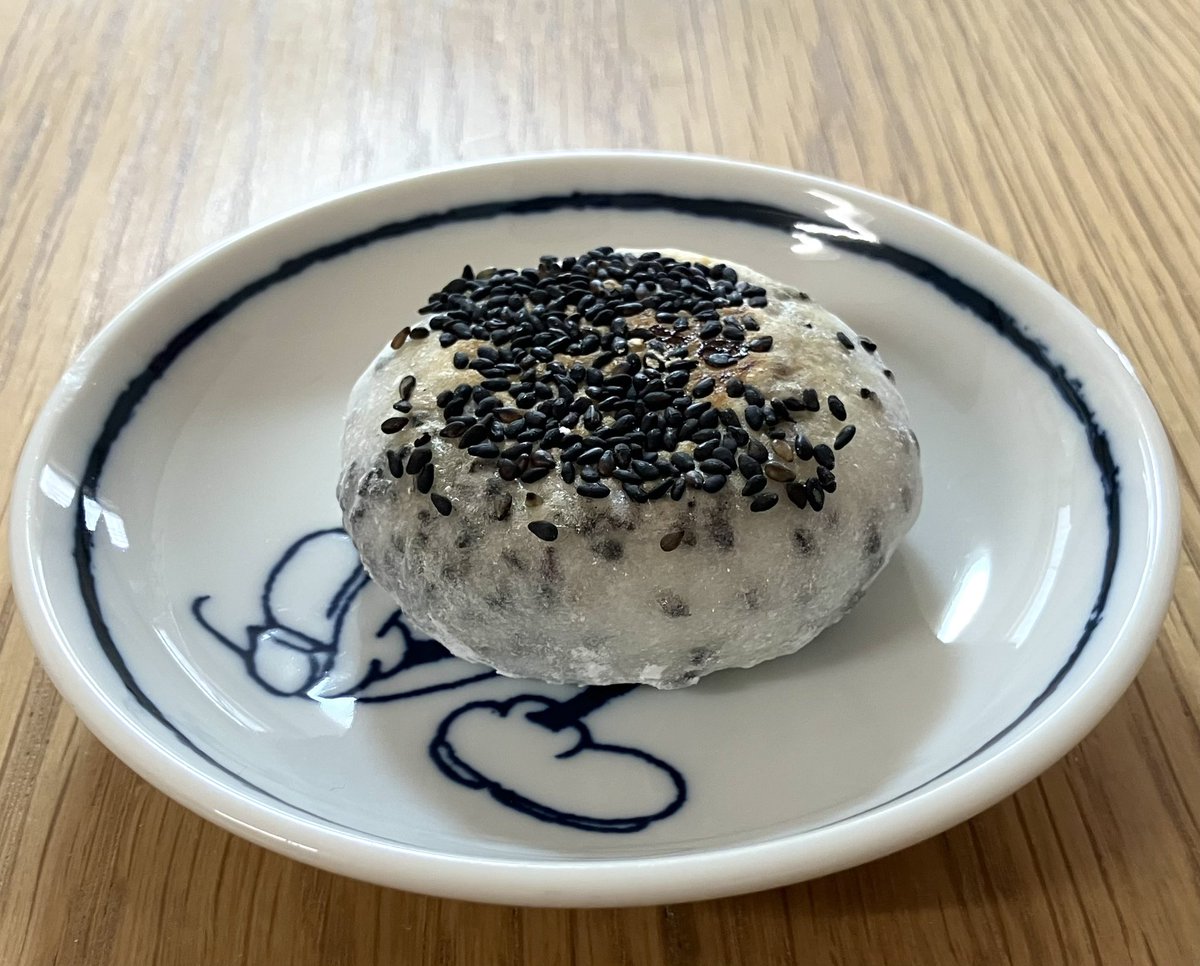 magewappabento's tweet photo. 令和8年1月10日（土）
百代亭　ごま大福（こしあん）

お餅に練り込まれた胡麻の香りと食感そして何よりも表面の醤油の焼き目が香ばしくこしあんの甘さと相まって何個でも食べれちゃいそうな大福です。

‥我慢我慢。

この我慢が来週の楽しみへと繋がります。
必死にそう思い込んでます‥。 https://t.co/ENelSq4tFs