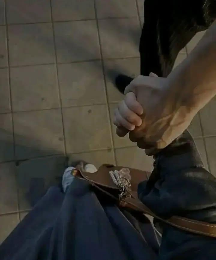 قاعدة مؤدبة مستنية الـ هييجي يقولي :
إني بنيت نفسي بنفسي
ليوم يأتي تتعلقين فيه بذراعي ، ولن أفلت يداك أبدًا.